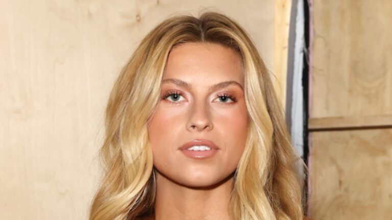 XANDRA’s Rich Burgundy Two-Piece Is the Epitome of Autumn Fashion—and It’s Still Available