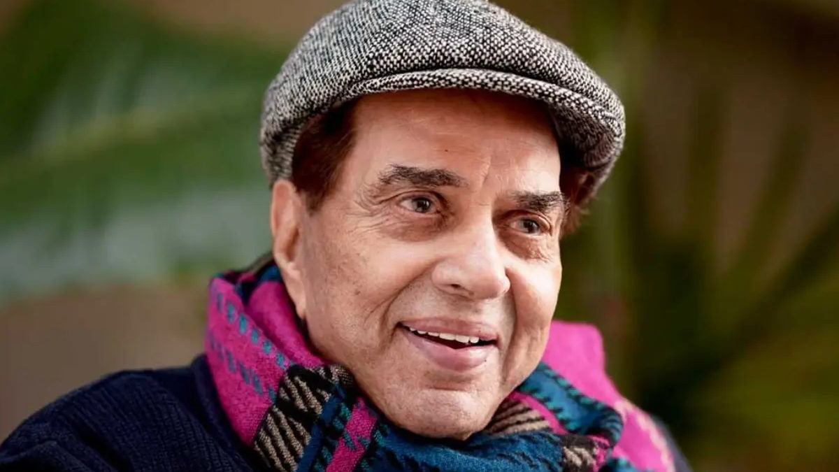 Fan’s Extreme Adoration for Dharmendra: Kisses Chair, Collects Mud from Footprints Fan’s Extreme Adoration for Dharmendra: Kisses Chair, Collects Mud from Footprints
