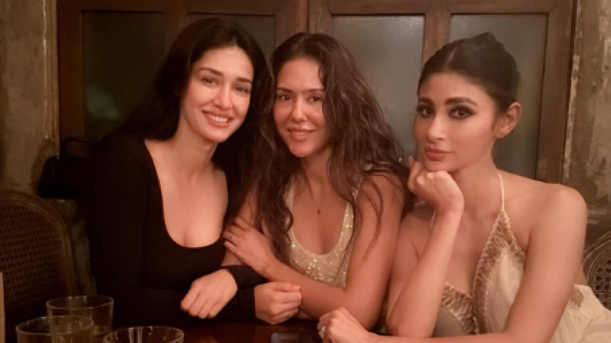 Bollywood’s BFFs Mouni Roy, Disha Patani, and Sonam Bajwa Steal the Show on Date Night Bollywood’s BFFs Mouni Roy, Disha Patani, and Sonam Bajwa Steal the Show on Date Night