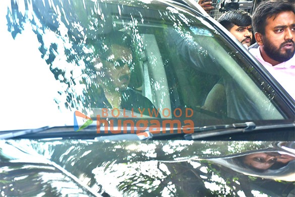 Photos: Aamir Khan, Amitabh Bachchan, Abhishek Bachchan and others snapped attending late Dharmendra’s last rites