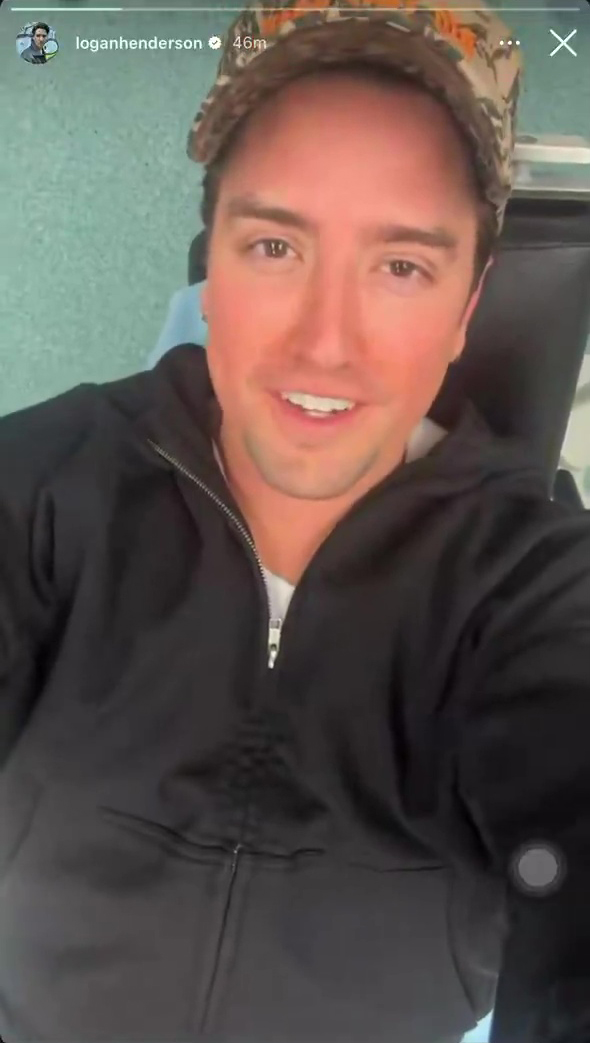 Pop star rushed to hospital after slicing knee open on stage Pop star rushed to hospital after slicing knee open on stage