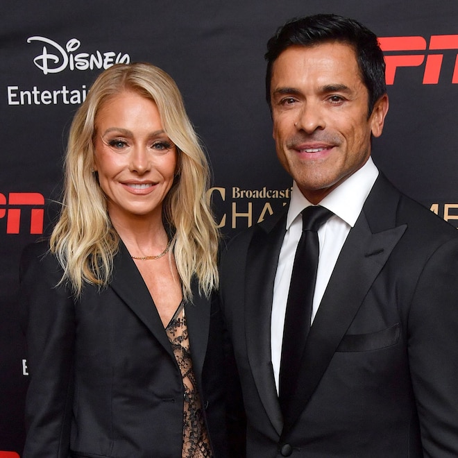 Kelly Ripa & Mark Consuelos’ Sons Are Even Taller Than Them in New Pic