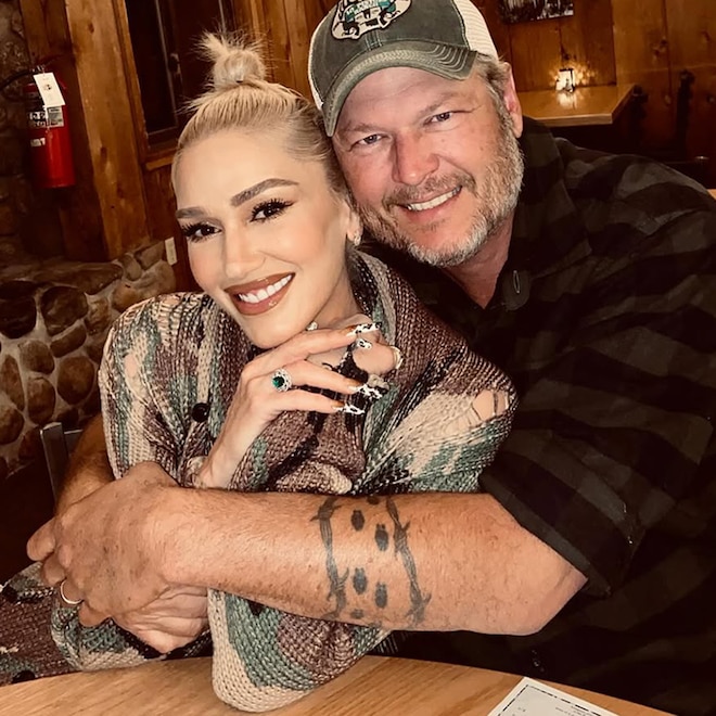 Gwen Stefani & Blake Shelton Share Steamy New Year’s Eve Kiss