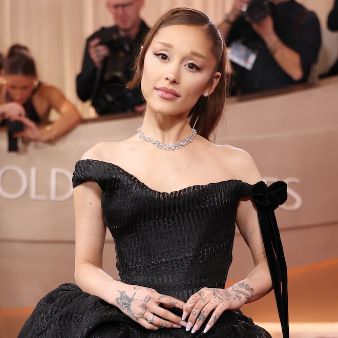 Ariana Grande Reacts After Photoshop Error Gives Her 6 Fingers