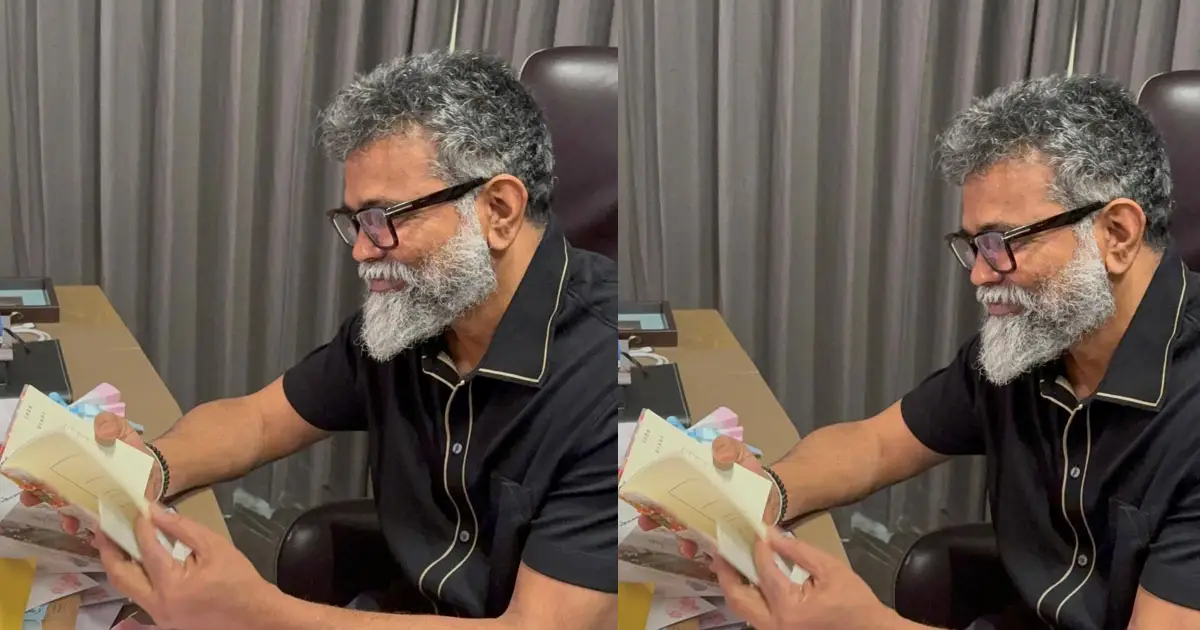 ఫోటో మూమెంట్: జపాన్ నుంచి వచ్చిన లెటర్స్ తో సుకుమార్!