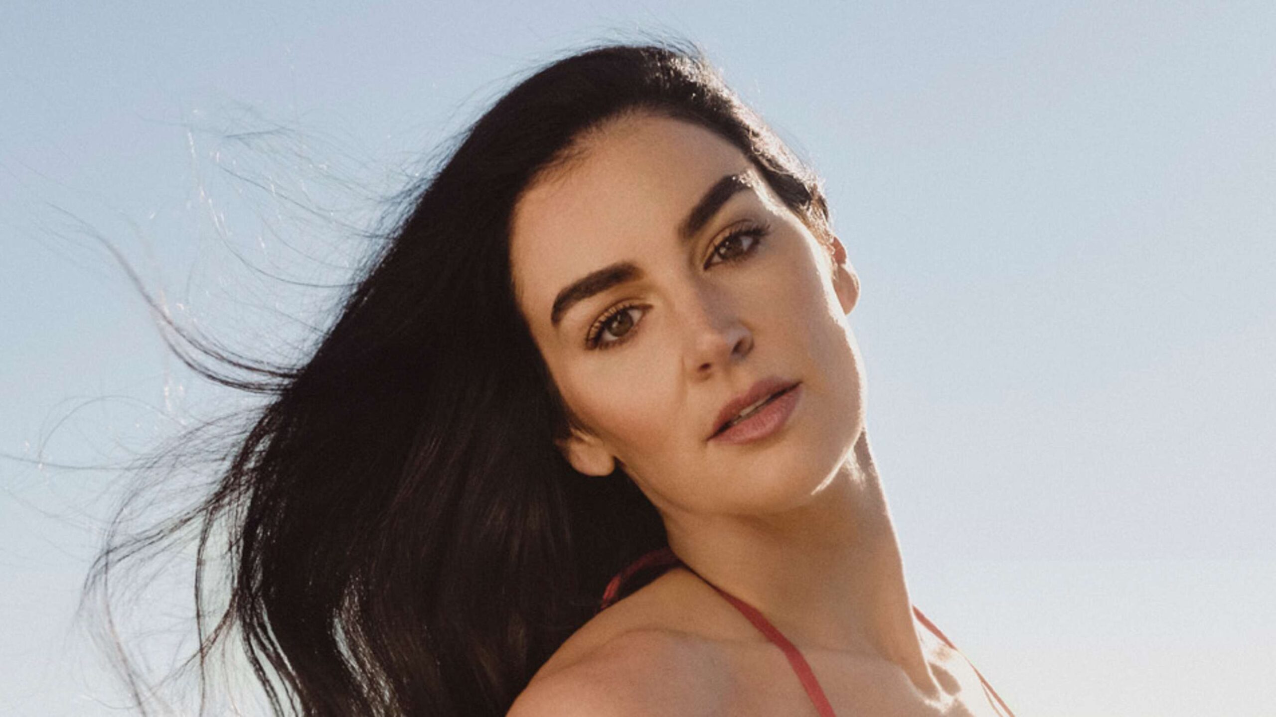 Recreate Claire Kittle’s Sporty Seaside Set From Her SI Swimsuit Digital Cover Feature