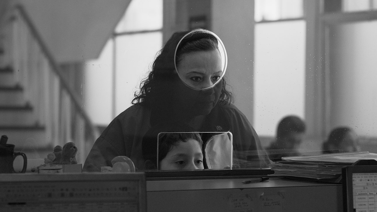 ‘Moscas (Flies)’ Review: Mexican Director Fernando Eimbcke Returns to His Roots With Simple, Sweet, Emotionally Resonant B&W Charmer