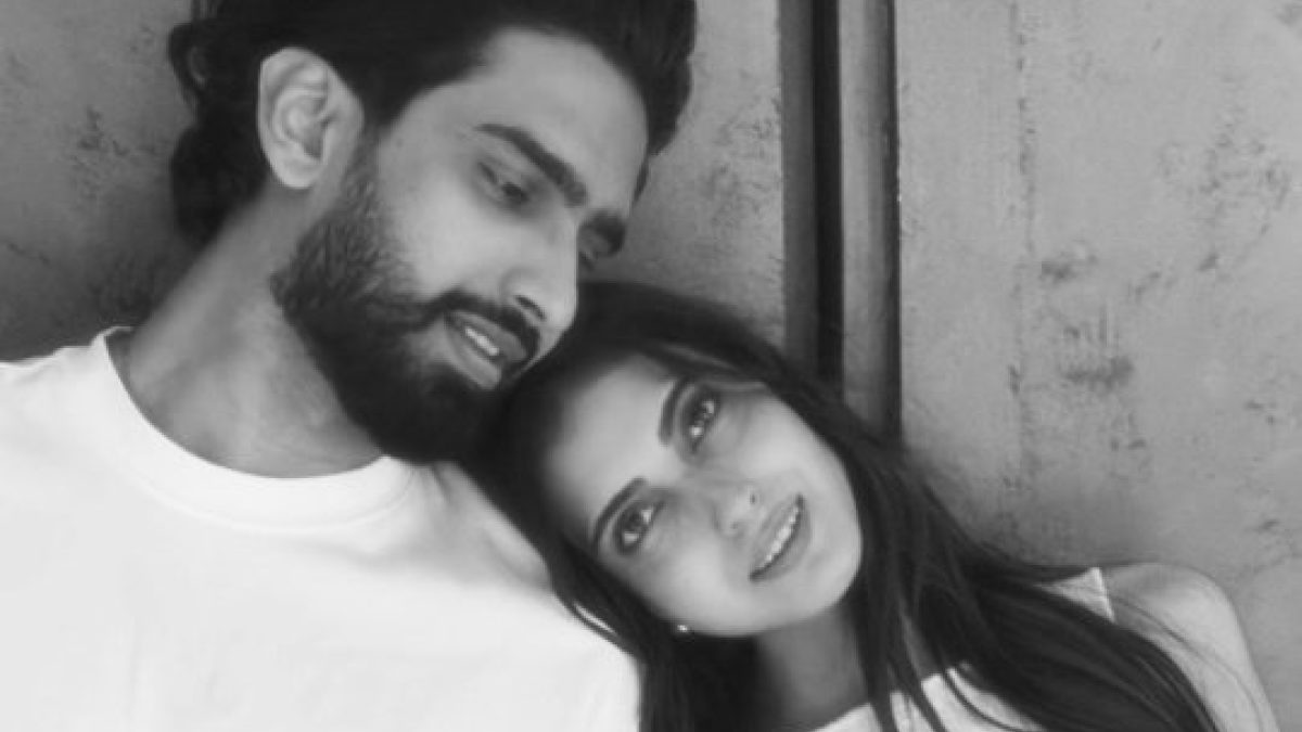 Amaal Mallik and Farrhana Bhatt’s Romantic Pose Has Fans Swooning