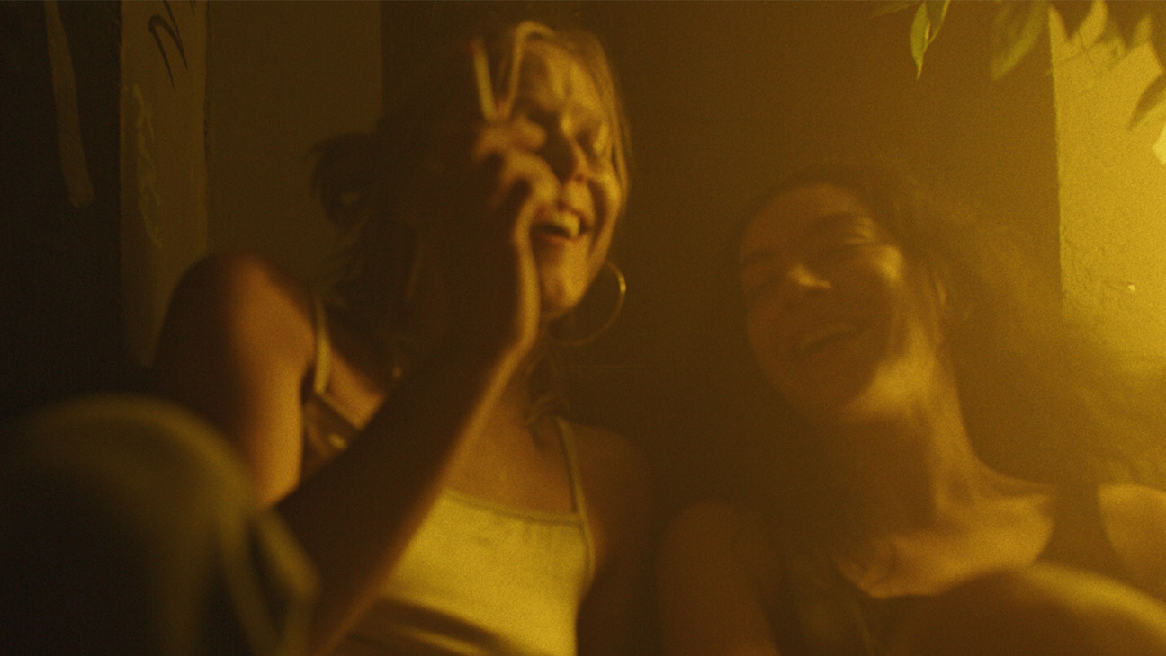 Charli xcx Keeps a Secret From Her Boyfriend in ‘Erupcja’ Trailer