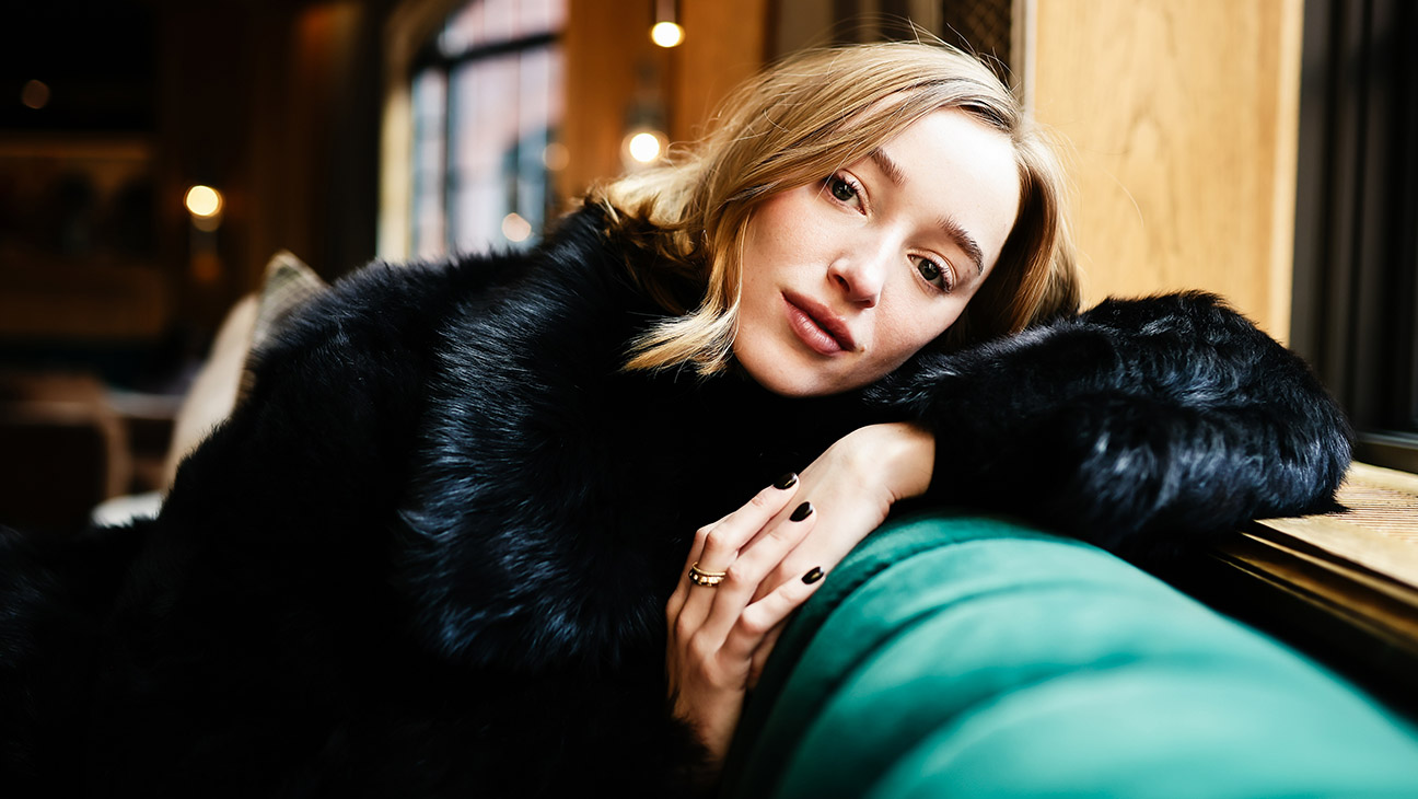 Phoebe Dynevor to Star in Adaptation of Emily Henry Bestseller ‘Beach Read’