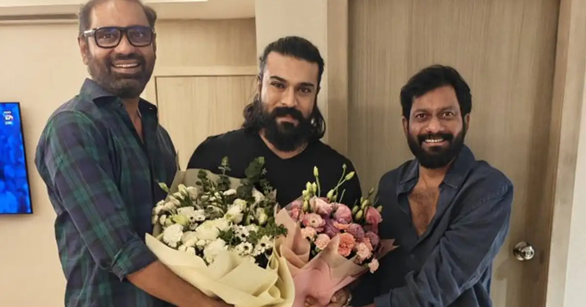 ఫోటో మూమెంట్: తమ ‘పెద్ది’ దర్శక నిర్మాతలు కంగ్రాట్స్.. లుక్స్ తో చితక్కొట్టిన చరణ్