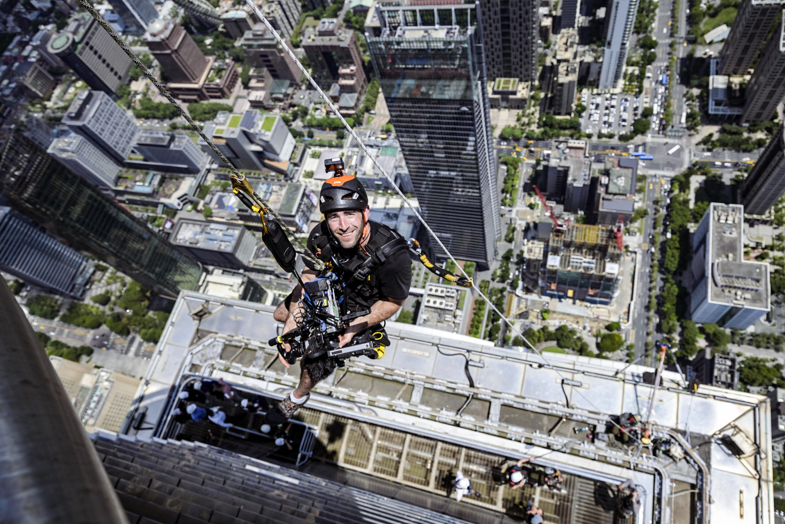 How Netflix Filmed Alex Honnold’s Taipei 101 Climb: 19 Cameras, 2 Drones, 1 Helicopter and the Longest Cable Dolly Ever Attempted