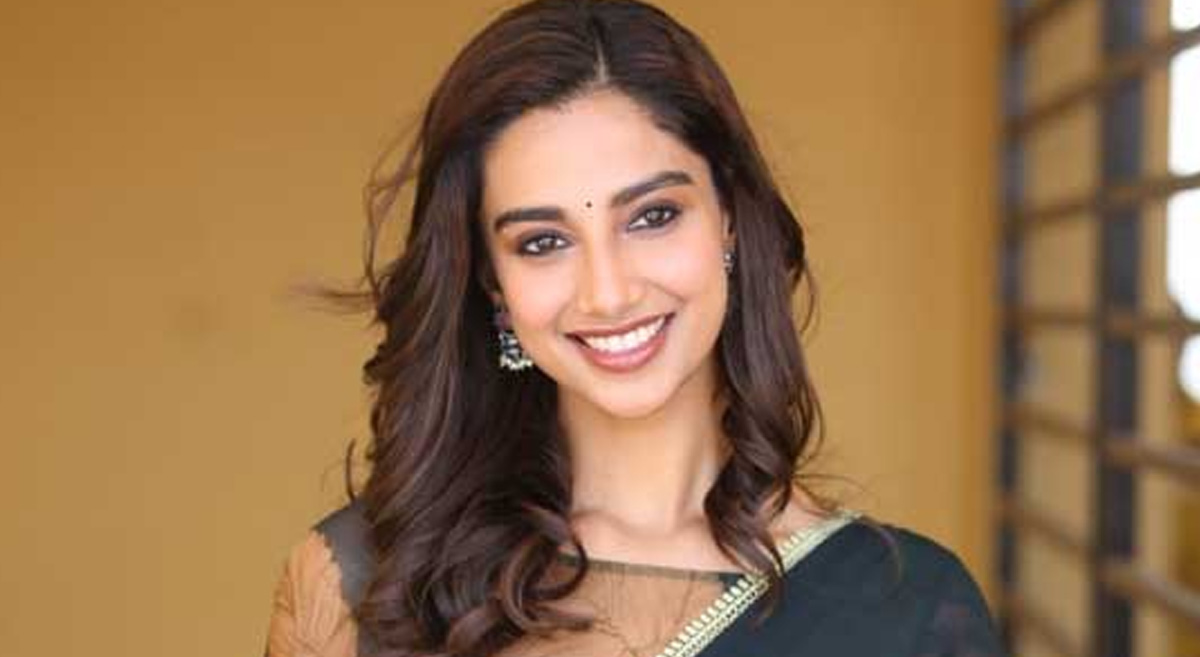 బాలీవుడ్ బాట పట్టిన మీనాక్షి.. అక్కడ కూడా కలిసొస్తుందా..?