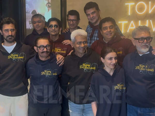 Aamir Khan Soha Ali Khan and More Celebrate 20th Anniversary of Rang De Basanti