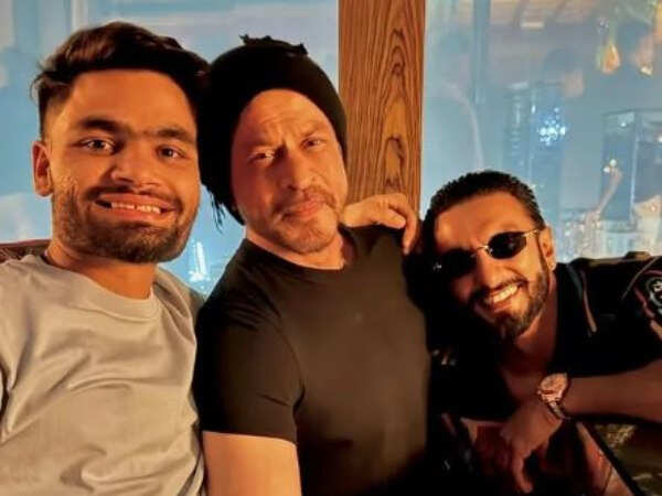 VIRAL Shah Rukh Khan Poses With Ranveer Singh in This Epic Crossover Photo