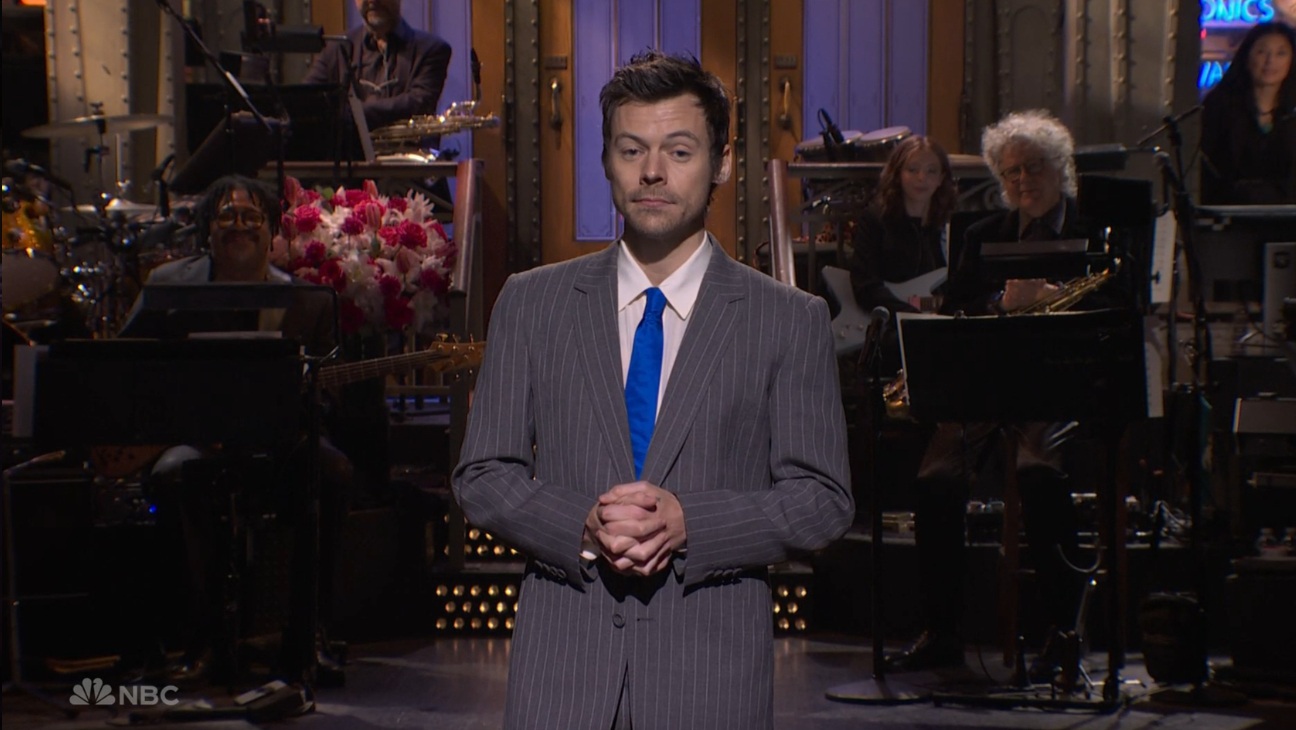 Harry Styles Addresses Queerbaiting Claims on ‘SNL,’ Ends Monologue With Ben Marshall Smooch: “Now That’s Queerbaiting”