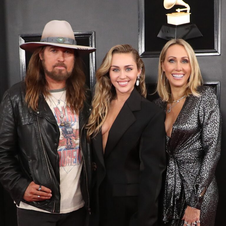 Miley Cyrus, Billy Ray Cyrus Return to Hannah Montana Set in Trailer
