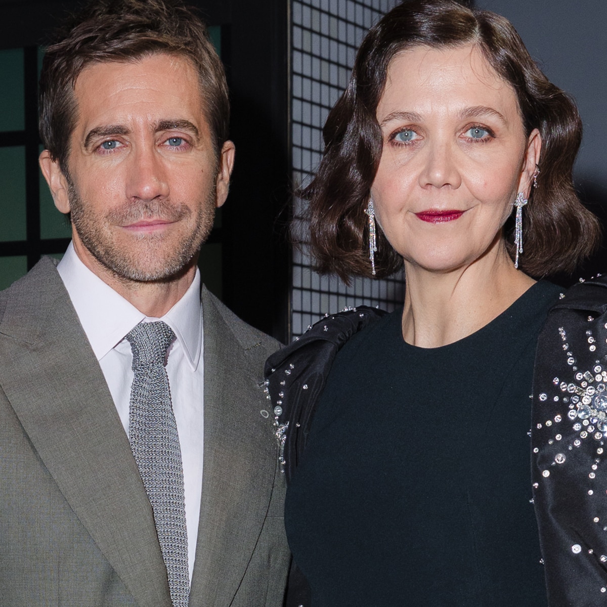 Jake Gyllenhaal Receives Note From Sister Maggie During TV Appearance