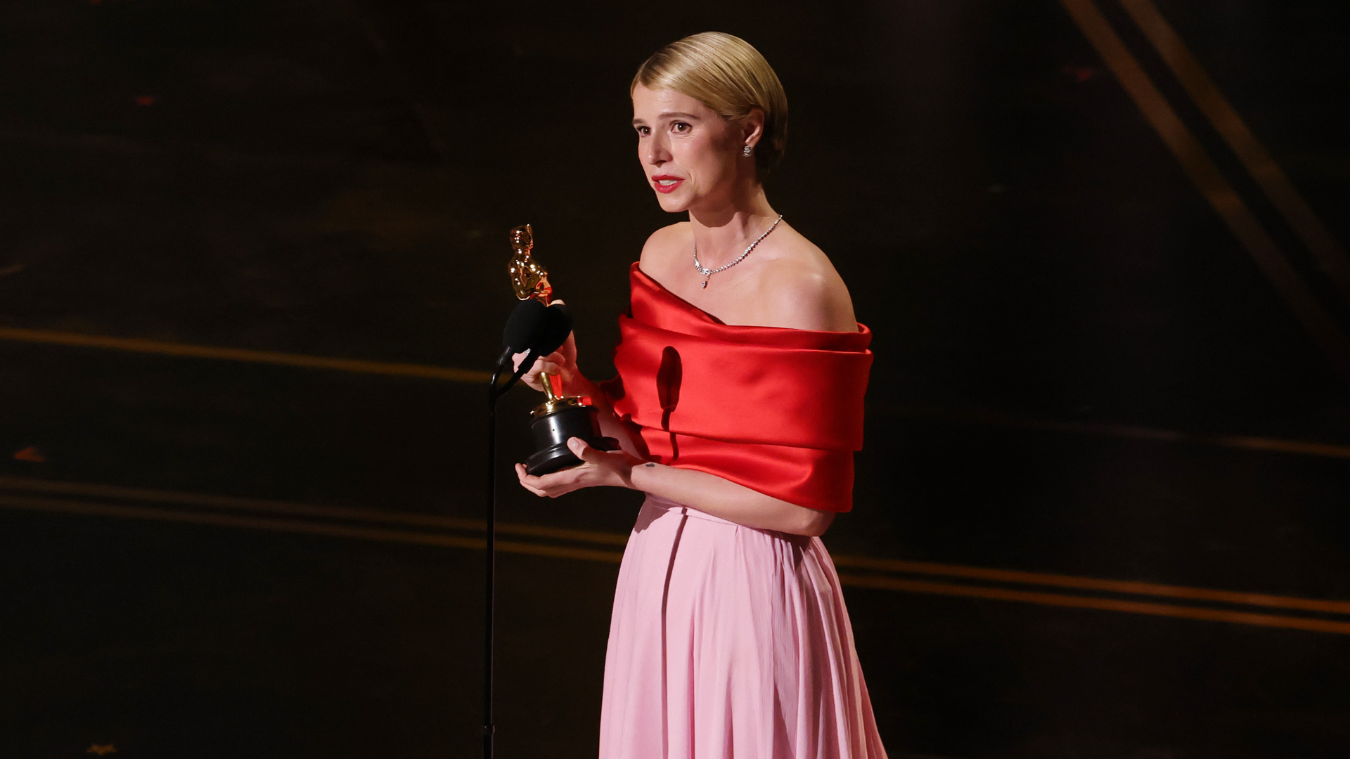 Jessie Buckley Closes Her Best Actress Oscar Acceptance Speech With Gaelic Message Jessie Buckley Closes Her Best Actress Oscar Acceptance Speech With Gaelic Message