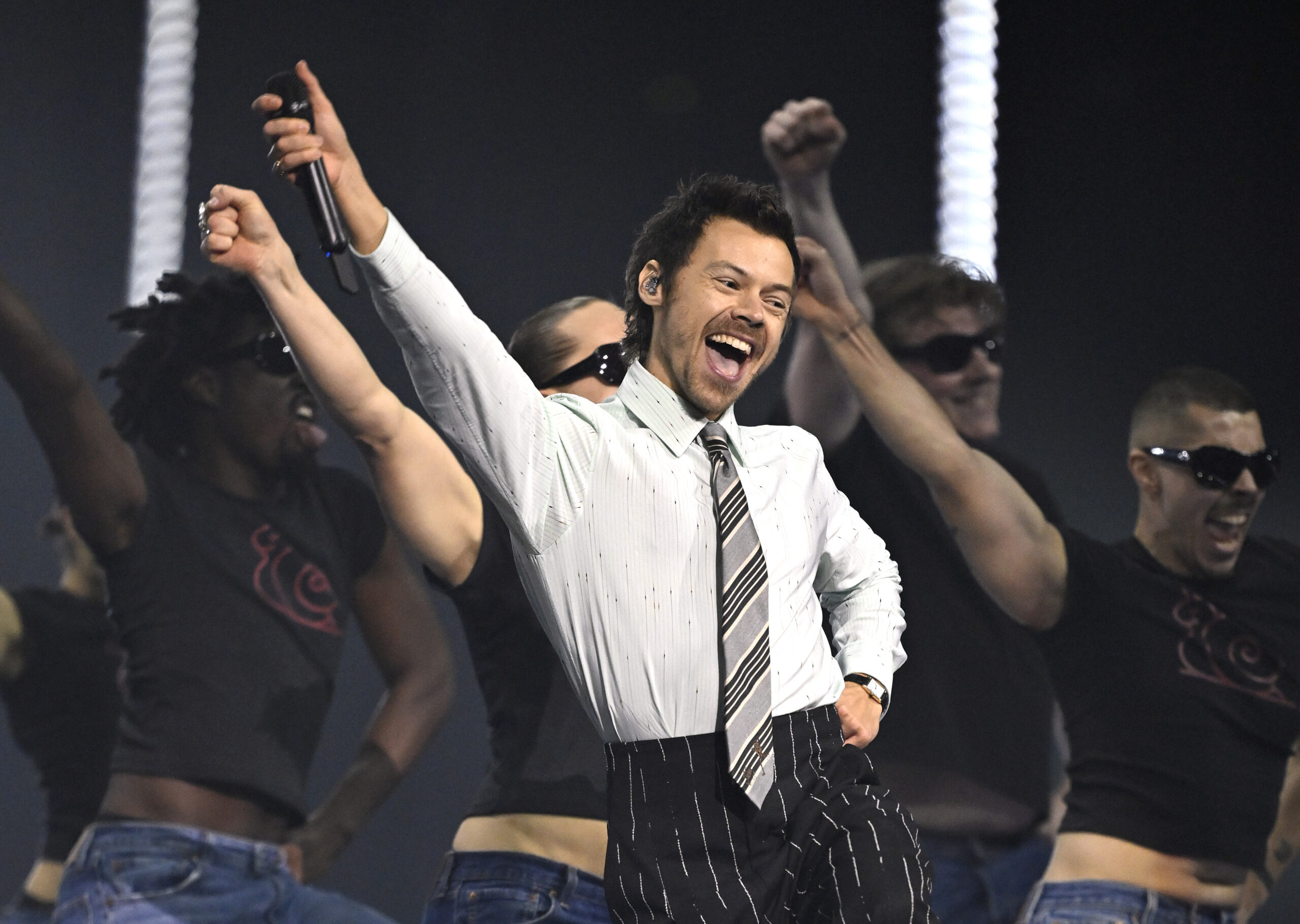 Harry Styles’ ‘Kiss All the Time. Disco, Occasionally’ Sells 1M Global Units in Week One