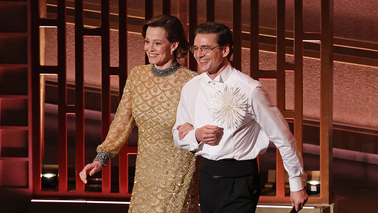 Oscars: Sigourney Weaver Channels ‘Aliens’ Character While “Protecting” Grogu From Kate Hudson