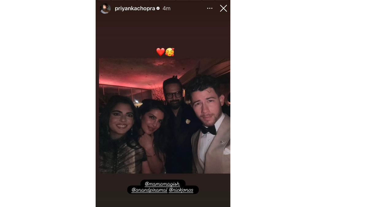 Oscar Night Magic: Priyanka Chopra, Isha Ambani, Anand Piramal Pose While Nick Jonas Captures Selfie!
