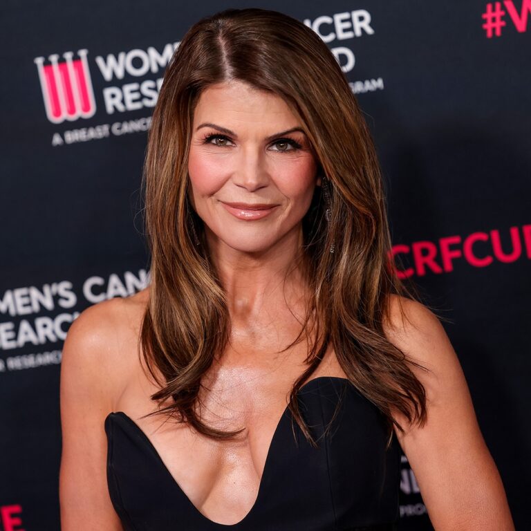 Lori Loughlin, Her Daughters Make First Red Carpet Outing in 7 Years