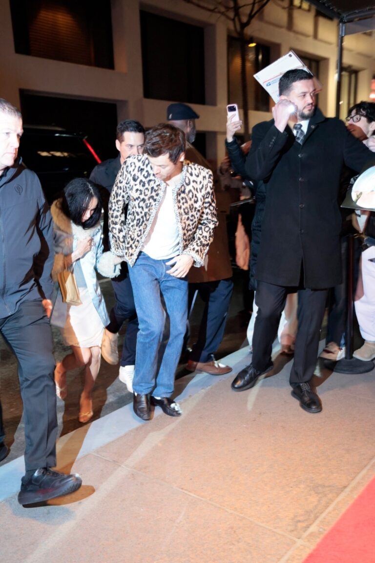 Harry Styles and Zoë Kravitz hold hands while arriving at ‘SNL’ afterparty
